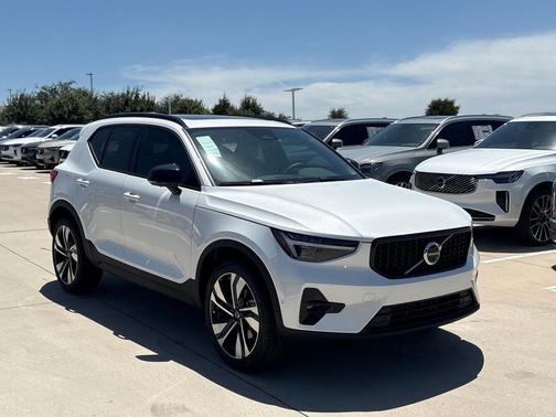 2026 Volvo XC40 B4 Plus
