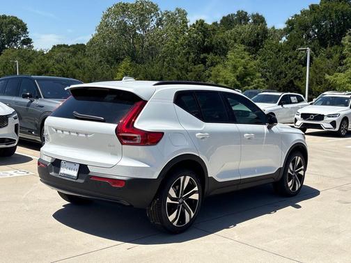 2026 Volvo XC40 B4 Plus