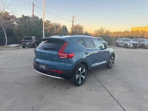 2025 Volvo XC40 B5 Plus Bright Theme