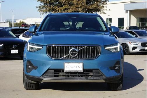 2025 Volvo XC40 B5 Plus Bright Theme
