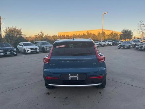 2025 Volvo XC40 B5 Plus Bright Theme