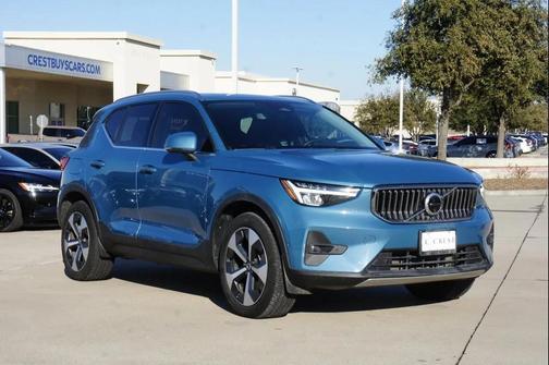 2025 Volvo XC40 B5 Plus Bright Theme