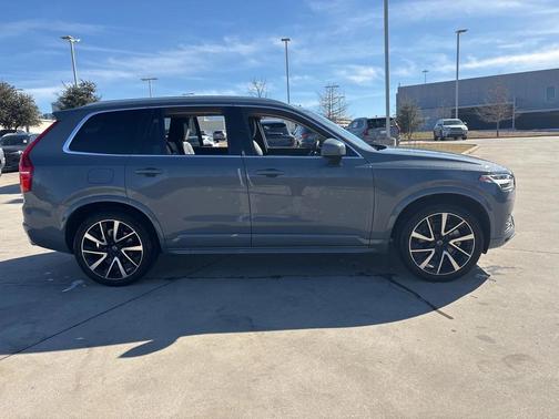 2020 Volvo XC90 T6 Momentum