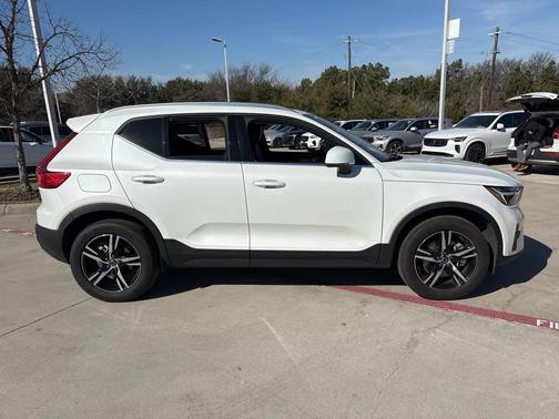 2025 Volvo XC40 B5 AWD