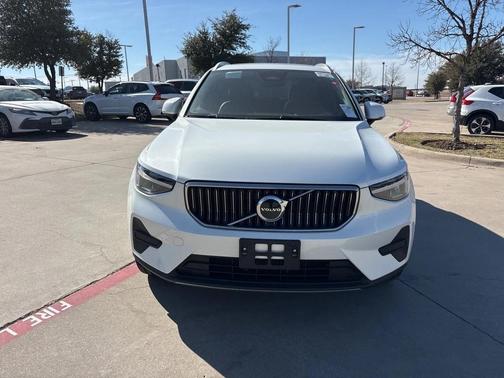 2025 Volvo XC40 B5 AWD