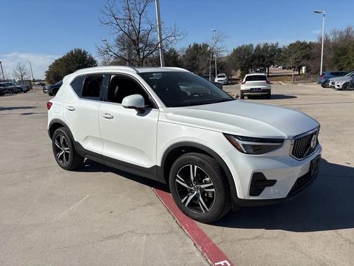 2025 Volvo XC40 B5 AWD