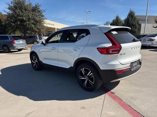 2025 Volvo XC40 B5 AWD