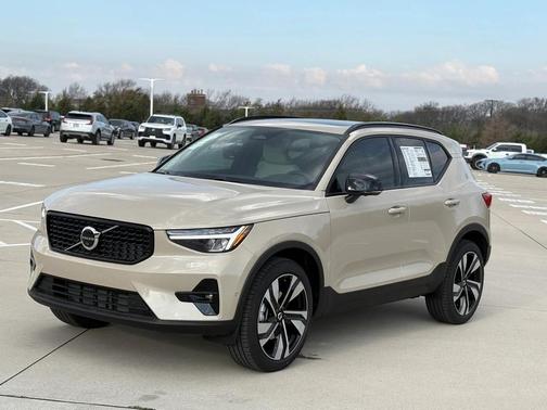 2026 Volvo XC40 B5 Plus