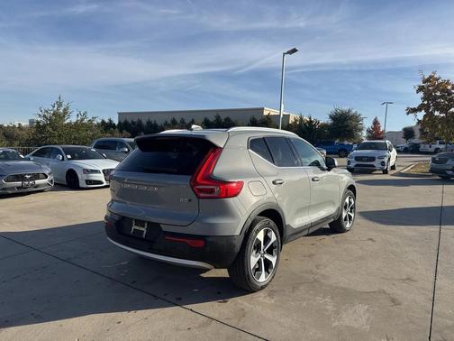 2025 Volvo XC40 B5 Plus Bright Theme
