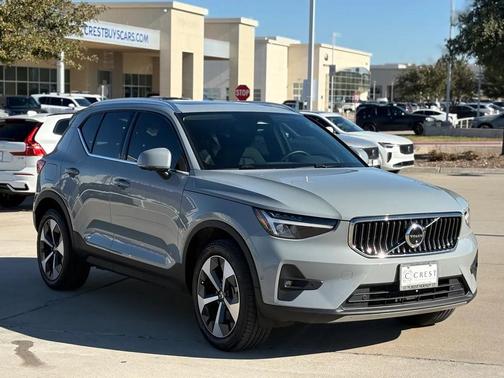 2025 Volvo XC40 B5 Plus Bright Theme