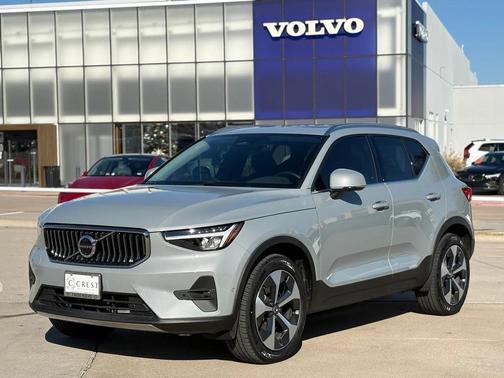 2025 Volvo XC40 B5 Plus Bright Theme