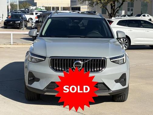 2025 Volvo XC40 B5 Plus Bright Theme