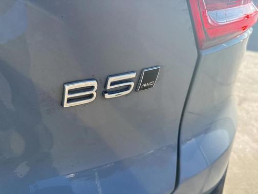 2025 Volvo XC40 B5 Plus Bright Theme