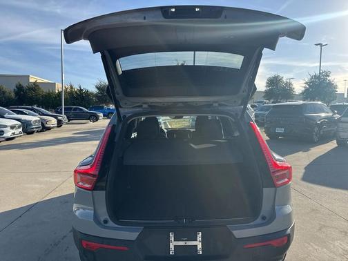 2025 Volvo XC40 B5 Plus Bright Theme