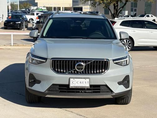 2025 Volvo XC40 B5 Plus Bright Theme