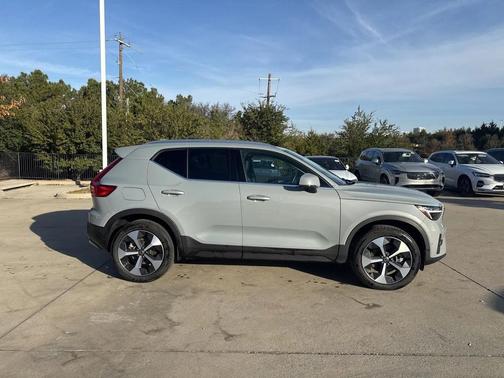 2025 Volvo XC40 B5 Plus Bright Theme