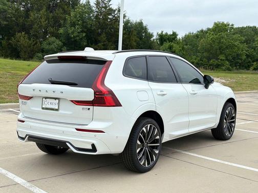 Crystal White 2026 Volvo XC60 B5 Ultra