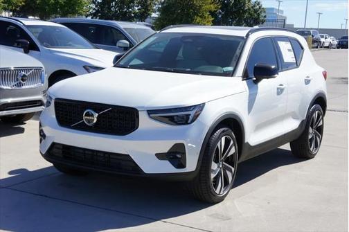 2025 Volvo XC40 B5 Plus Dark Theme