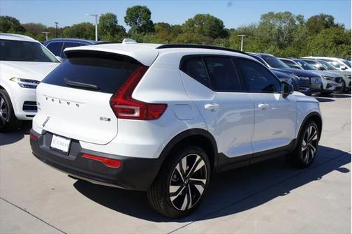 2025 Volvo XC40 B5 Plus Dark Theme