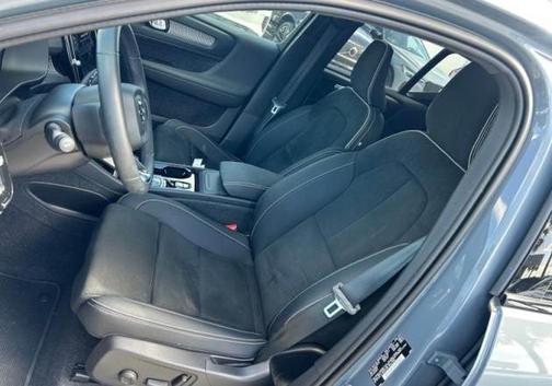 2023 Volvo XC40 B5 Plus Dark Theme