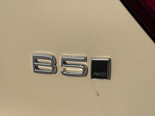 2025 Volvo XC40 B5 Ultra Bright Theme