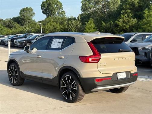 2025 Volvo XC40 B5 Ultra Bright Theme
