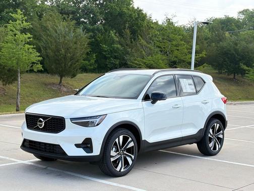 Crystal White 2026 Volvo XC40 B4 Plus