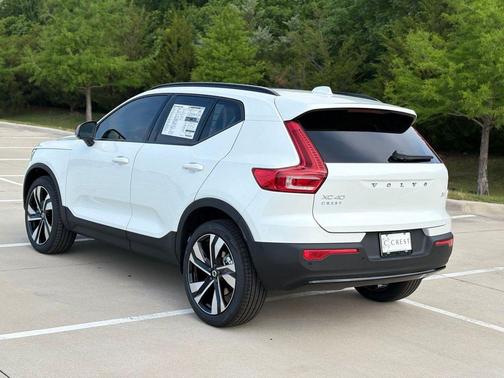 Crystal White 2026 Volvo XC40 B4 Plus