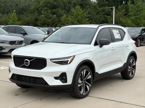 2025 Volvo XC40 B5 Plus Dark Theme