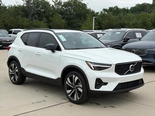 2025 Volvo XC40 B5 Plus Dark Theme