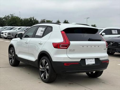 2025 Volvo XC40 B5 Plus Dark Theme