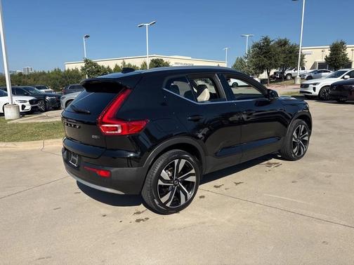 2024 Volvo XC40 B5 Plus Bright Theme