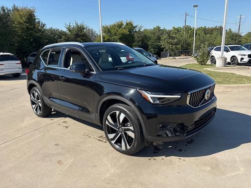 2024 Volvo XC40 B5 Plus Bright Theme
