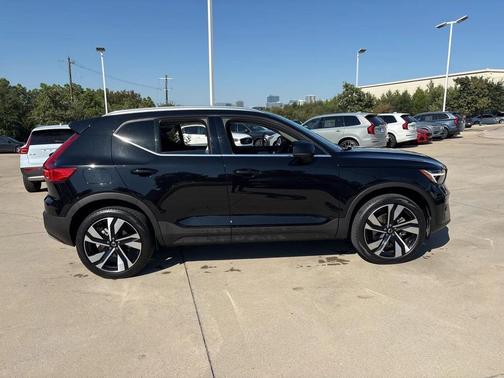 2024 Volvo XC40 B5 Plus Bright Theme