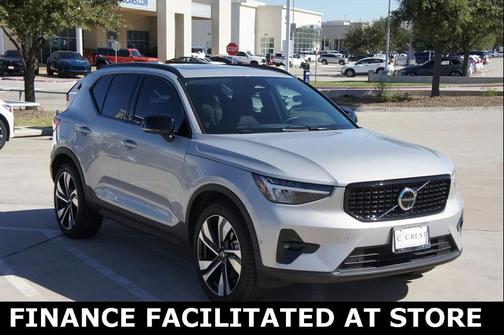 2025 Volvo XC40 B5 Plus Dark Theme