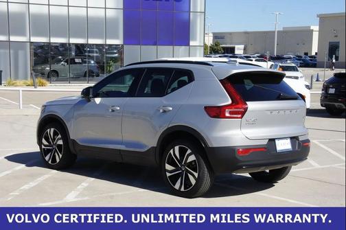 2025 Volvo XC40 B5 Plus Dark Theme