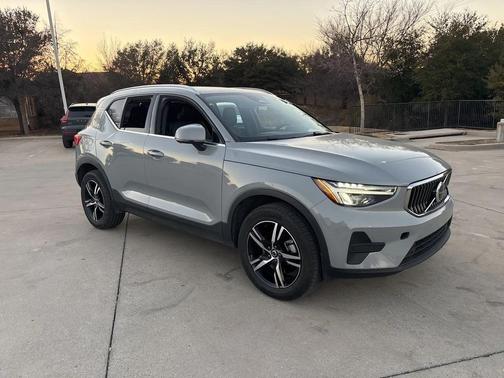 2025 Volvo XC40 B5 AWD