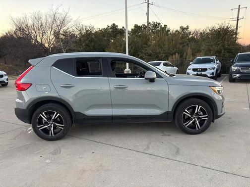 2025 Volvo XC40 B5 AWD