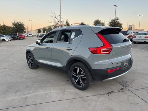 2025 Volvo XC40 B5 AWD