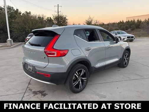 2025 Volvo XC40 B5 AWD