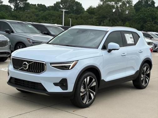 2025 Volvo XC40 B5 Ultra Bright Theme