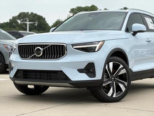 2025 Volvo XC40 B5 Ultra Bright Theme