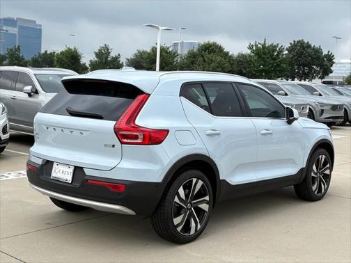 2025 Volvo XC40 B5 Ultra Bright Theme