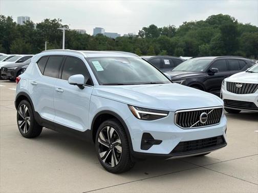 2025 Volvo XC40 B5 Ultra Bright Theme