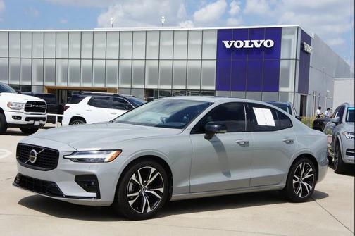2025 Volvo S60 Plus Dark Theme