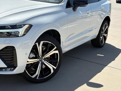 2025 Volvo XC60 B5 Ultra