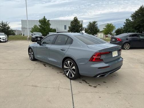 2022 Volvo S60 T5 Momentum