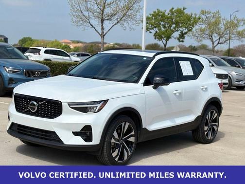 Crystal White Pearl 2025 Volvo XC40 B5 Plus Dark Theme
