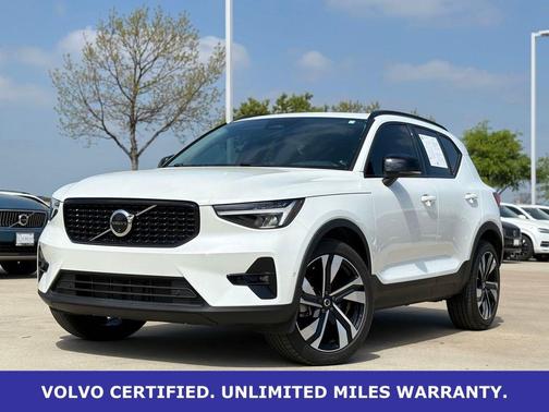 Crystal White Pearl 2025 Volvo XC40 B5 Plus Dark Theme