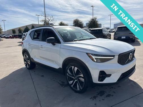 2025 Volvo XC40 B5 Plus Dark Theme